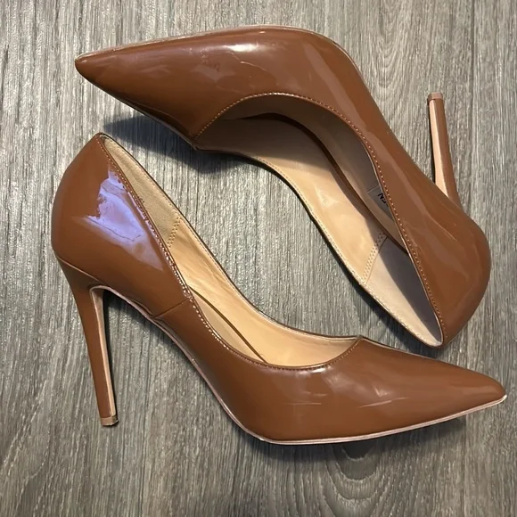 Brown shiny heels - Picture 2 of 2